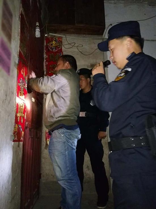 纳雍县粗心妈妈误将幼女锁家中 民警全城寻开锁师傅开门