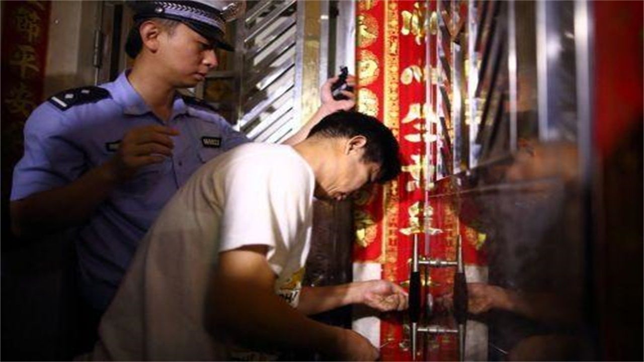 纳雍县请开锁师傅开了锁后，师傅为什么一般都不进门，就算主人请也不进去？